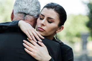 Narcistický otec drží celou rodinu v šachu. Jak ovlivní své dcery? - Novinky